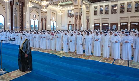 الشيخ حمدان الأخبار - حمدان بن محمد يؤدي صلاة عيد الأضحى في مسجد زعبيل بدبي