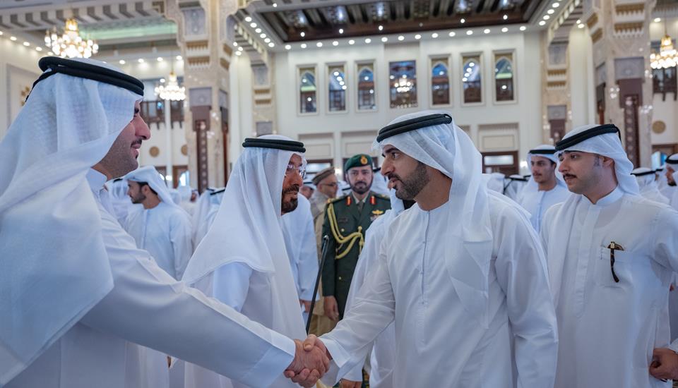 حمدان بن محمد يؤدي صلاة عيد الأضحى في مسجد زعبيل بدبي