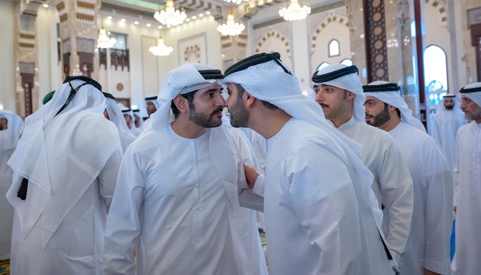 حمدان بن محمد يؤدي صلاة عيد الأضحى في مسجد زعبيل بدبي