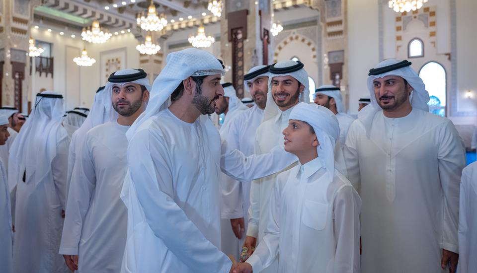 حمدان بن محمد يؤدي صلاة عيد الأضحى في مسجد زعبيل بدبي