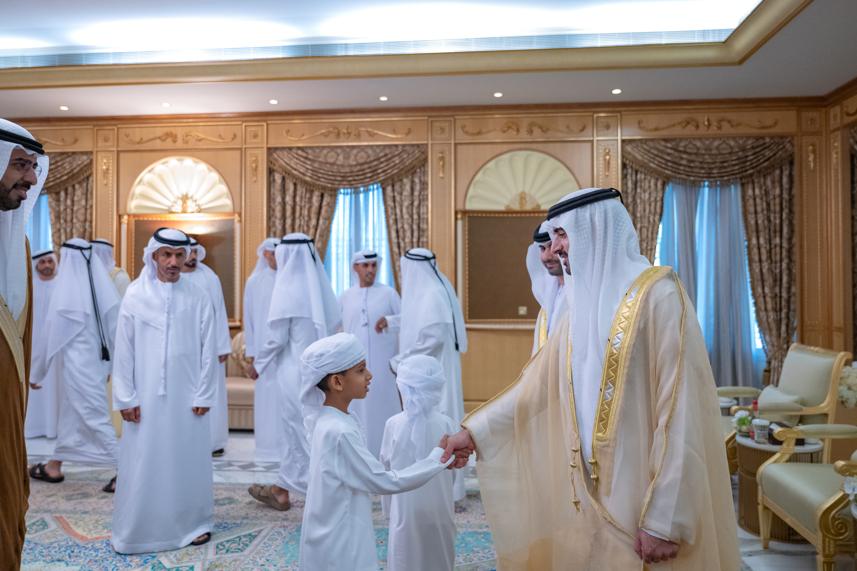 حمدان بن محمد يستقبل المهنئين بعيد الأضحى المبارك