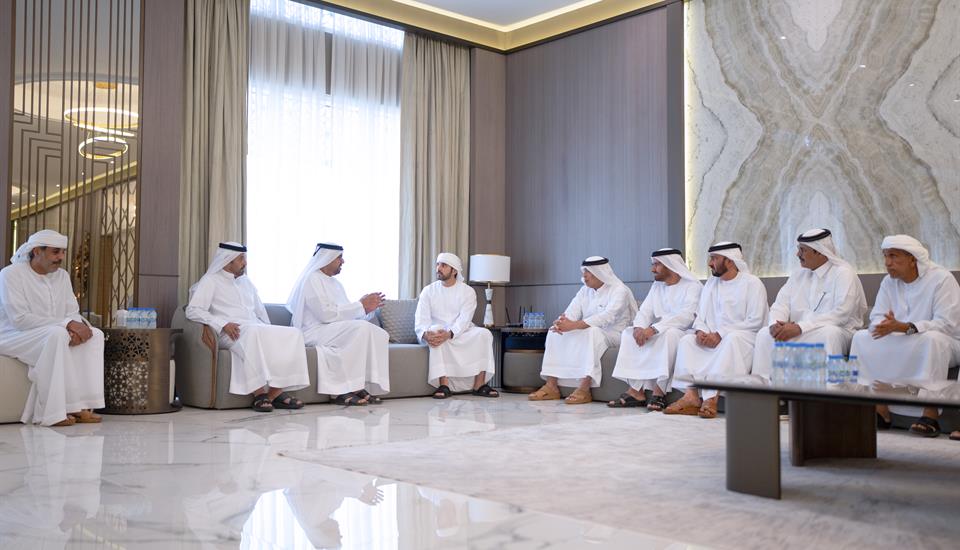 حمدان بن محمد يقدم واجب العزاء في والدة الفريق راشد ثاني المطروشي القائد العام للدفاع المدني بدبي